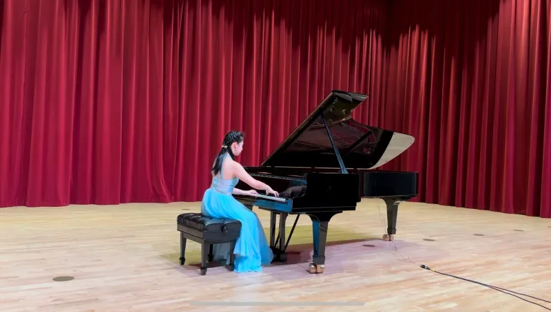 Melody Li performing piano - Professional pianist and instructor